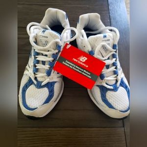 New Balance tennis shoes Womens